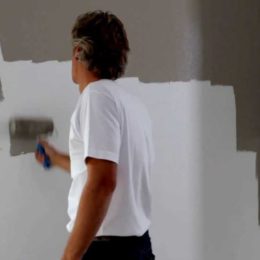 Conseils pratiques pour préparer un mur avant de le repeindre